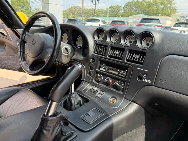 Photo of 2001 Yellow Dodge Viper