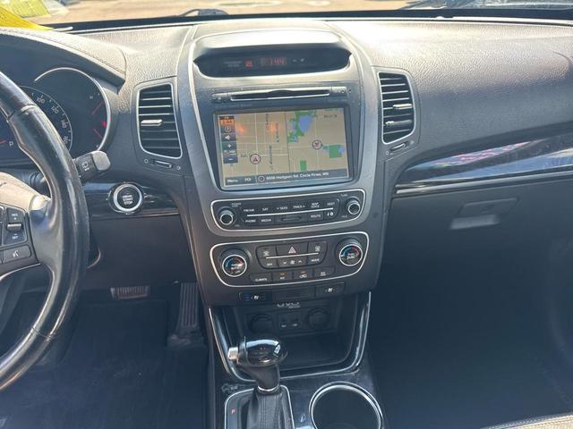 Photo of 2015 White Kia Sorento