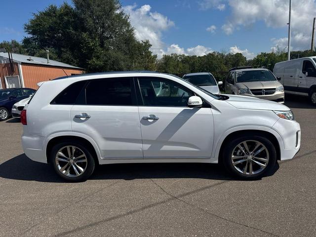 Photo of 2015 White Kia Sorento