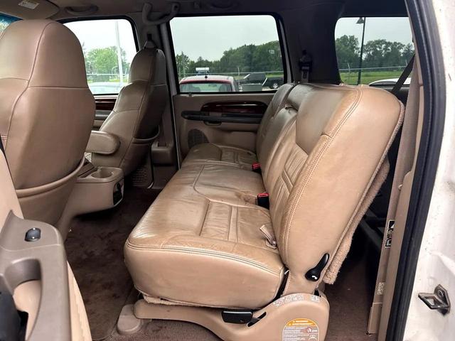 Photo of 2001 White Ford Excursion