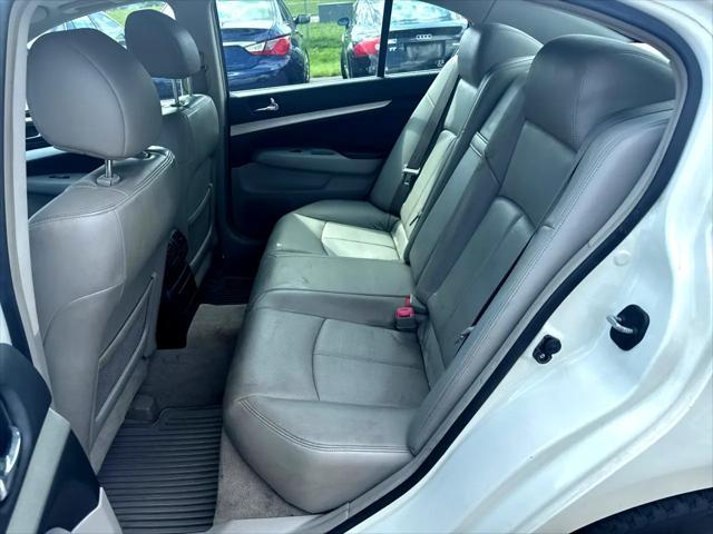 Photo of 2007 White INFINITI G35x