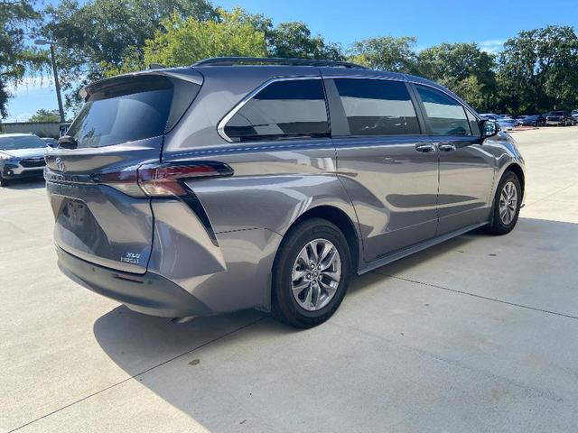 Photo of 2023 Gray Toyota Sienna