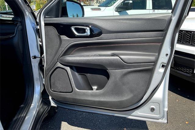 Photo of 2025 Silver Zynith Metallic Clearcoat Jeep Compass