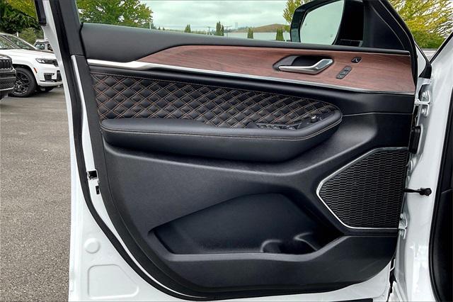 Photo of 2025 Bright White Clearcoat Jeep Grand Cherokee L