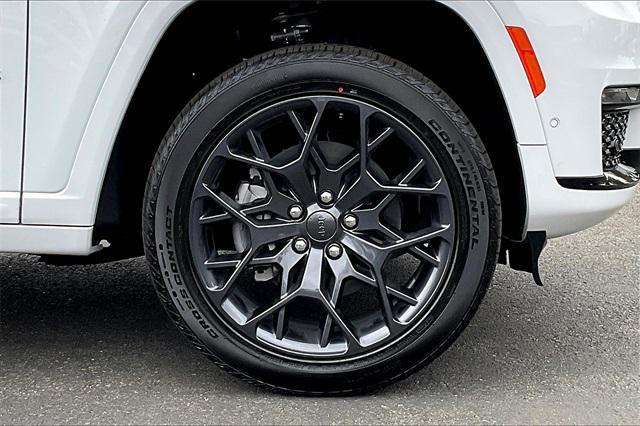 Photo of 2025 Bright White Clearcoat Jeep Grand Cherokee L