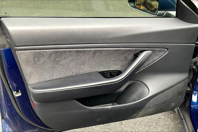 Photo of 2018 Deep Blue Metallic Tesla Model 3
