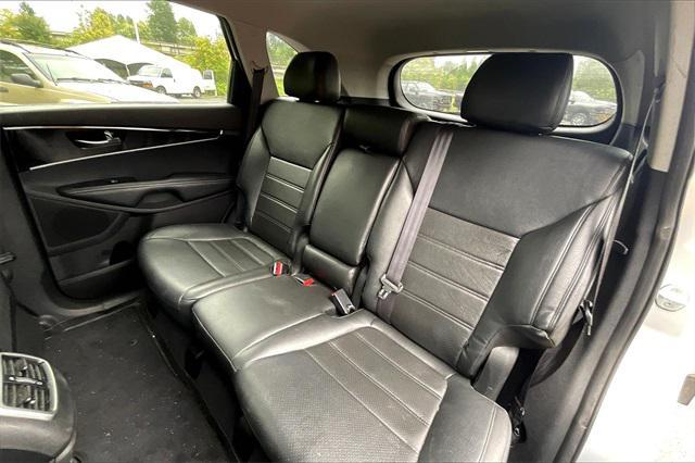 Photo of 2016 Sparkling Silver Kia Sorento