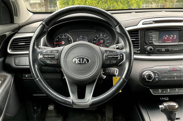 Photo of 2016 Sparkling Silver Kia Sorento