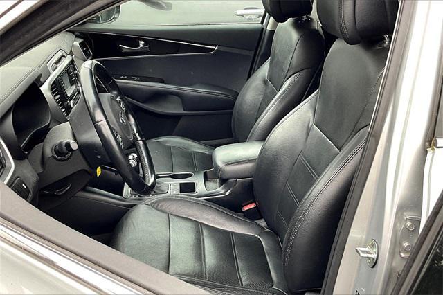 Photo of 2016 Sparkling Silver Kia Sorento