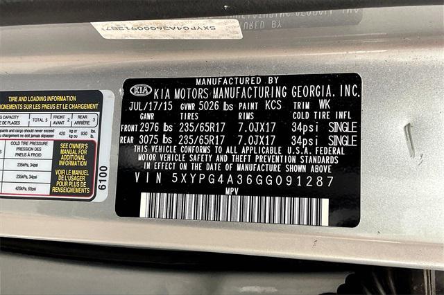 Photo of 2016 Sparkling Silver Kia Sorento