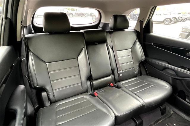 Photo of 2016 Sparkling Silver Kia Sorento