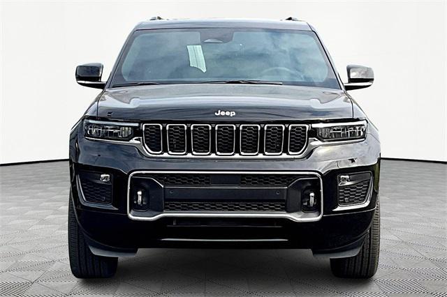 Photo of 2025 Diamond Black Crystal Pearlcoat Jeep Grand Cherokee
