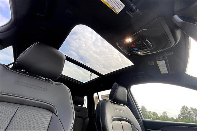 Photo of 2025 Diamond Black Crystal Pearlcoat Jeep Grand Cherokee