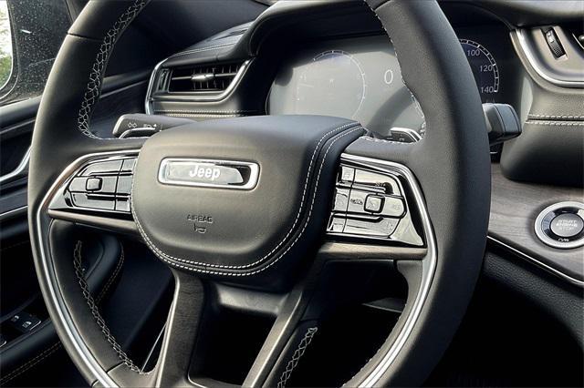 Photo of 2025 Diamond Black Crystal Pearlcoat Jeep Grand Cherokee