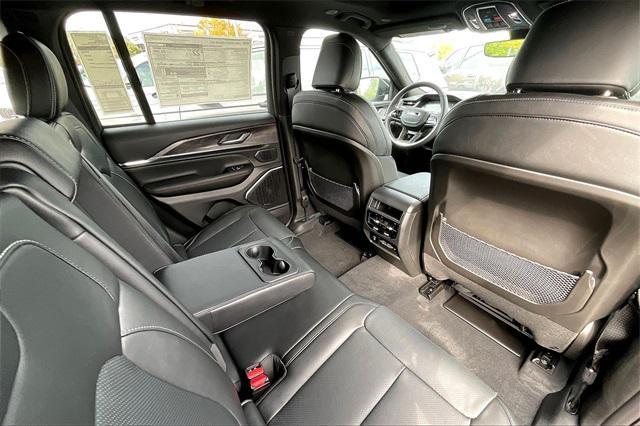 Photo of 2025 Diamond Black Crystal Pearlcoat Jeep Grand Cherokee