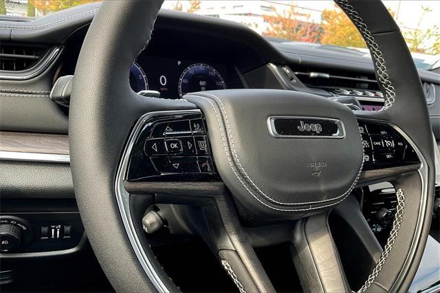 Photo of 2025 Diamond Black Crystal Pearlcoat Jeep Grand Cherokee
