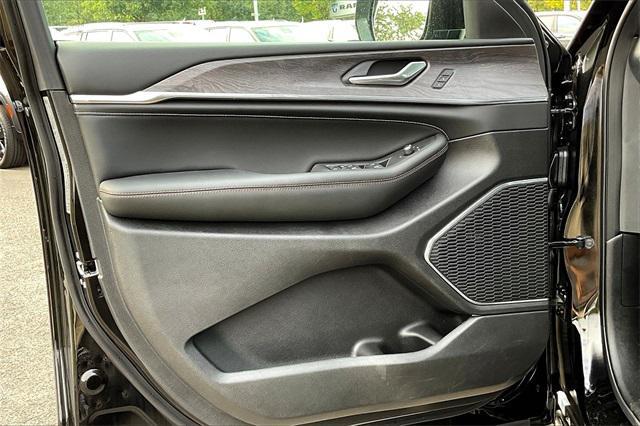 Photo of 2025 Diamond Black Crystal Pearlcoat Jeep Grand Cherokee