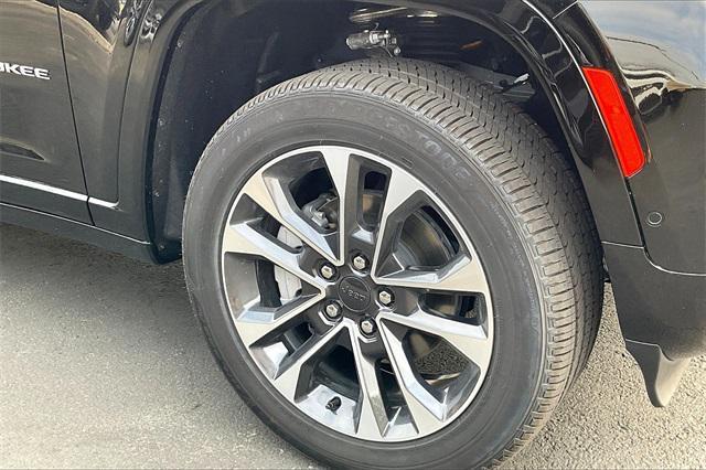 Photo of 2025 Diamond Black Crystal Pearlcoat Jeep Grand Cherokee