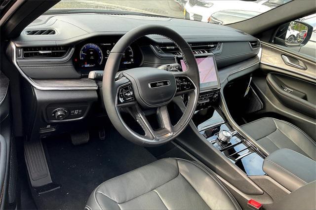 Photo of 2025 Diamond Black Crystal Pearlcoat Jeep Grand Cherokee