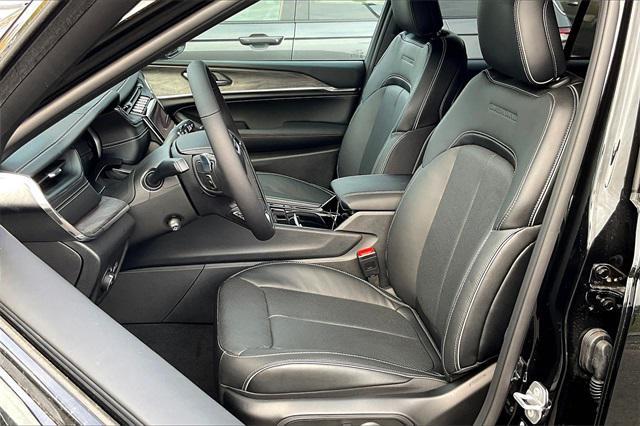 Photo of 2025 Diamond Black Crystal Pearlcoat Jeep Grand Cherokee