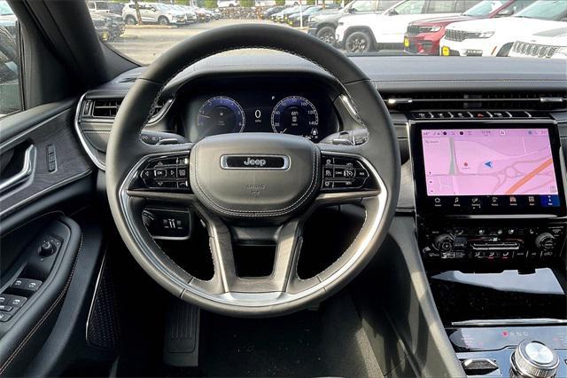 Photo of 2025 Diamond Black Crystal Pearlcoat Jeep Grand Cherokee