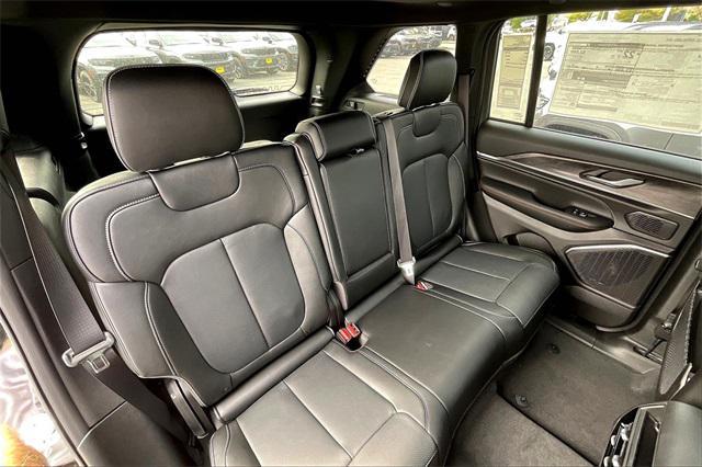 Photo of 2025 Diamond Black Crystal Pearlcoat Jeep Grand Cherokee