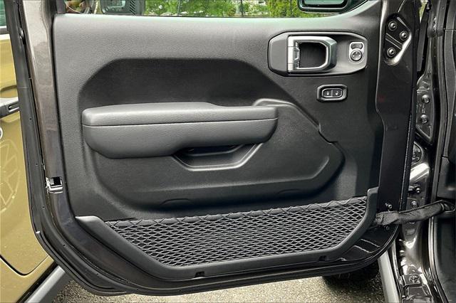 Photo of 2025 Granite Crystal Metallic Clearcoat Jeep Gladiator