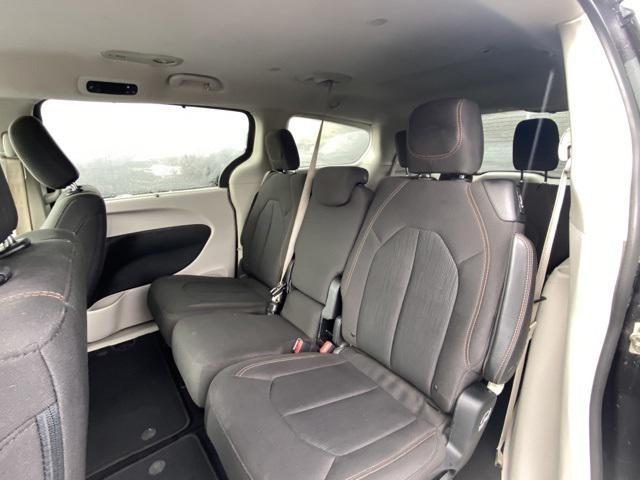 Photo of 2018 Granite Crystal Metallic Clearcoat Chrysler Pacifica