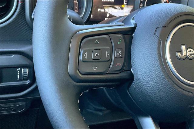 Photo of 2025 Bright White Clearcoat Jeep Gladiator