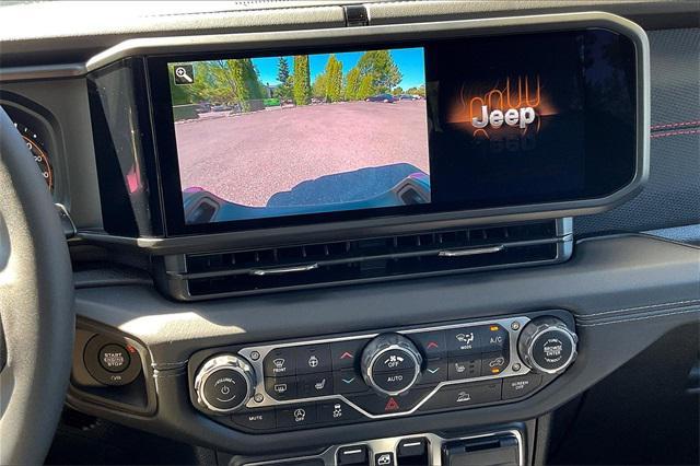 Photo of 2025 Bright White Clearcoat Jeep Gladiator