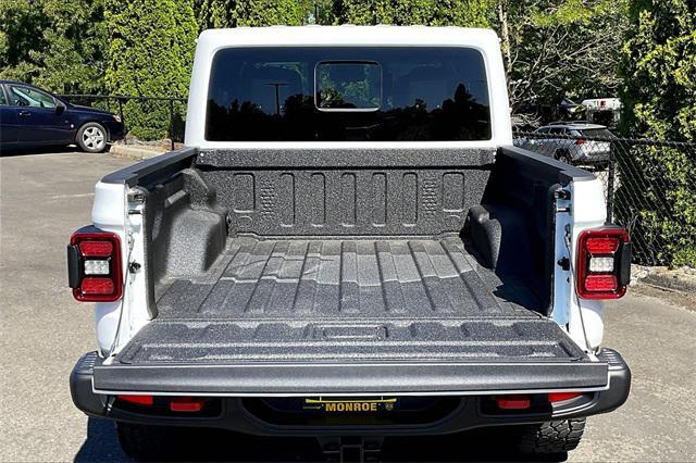 Photo of 2025 Bright White Clearcoat Jeep Gladiator