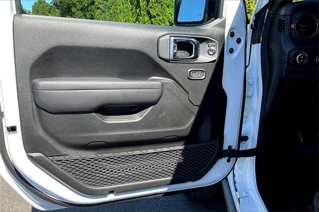 Photo of 2025 Bright White Clearcoat Jeep Gladiator