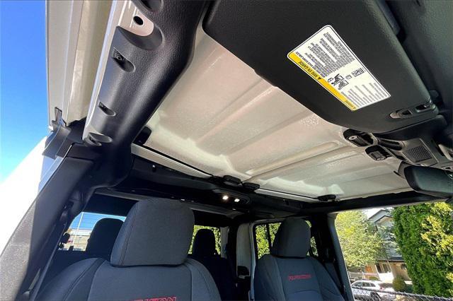 Photo of 2025 Bright White Clearcoat Jeep Gladiator