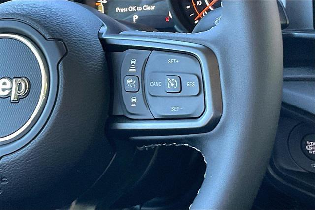 Photo of 2025 Bright White Clearcoat Jeep Gladiator