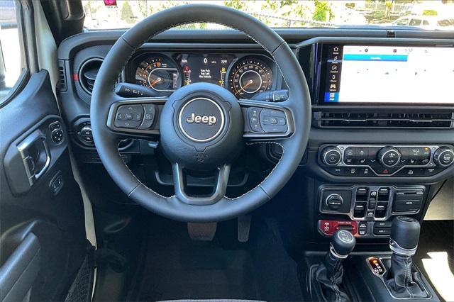 Photo of 2025 Bright White Clearcoat Jeep Gladiator