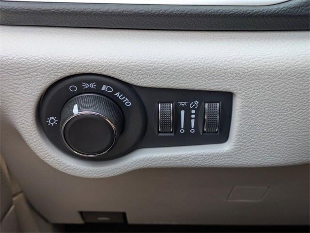 Photo of 2023 Granite Crystal Metallic Clearcoat Chrysler Voyager