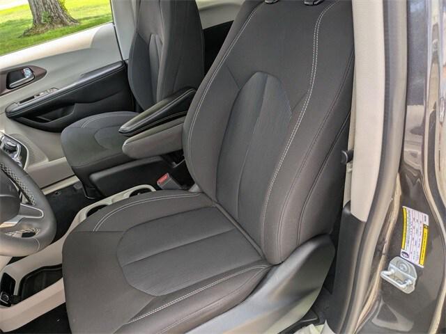 Photo of 2023 Granite Crystal Metallic Clearcoat Chrysler Voyager