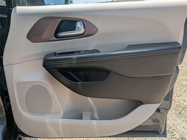 Photo of 2023 Granite Crystal Metallic Clearcoat Chrysler Voyager