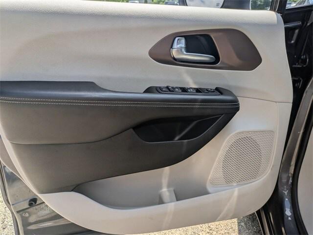 Photo of 2023 Granite Crystal Metallic Clearcoat Chrysler Voyager