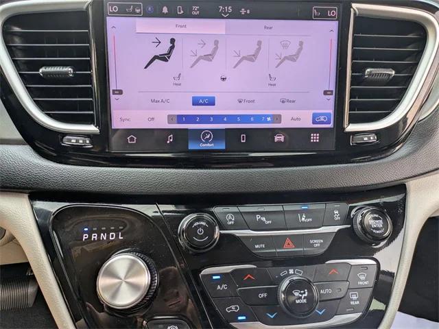 Photo of 2024 Diamond Black Crystal Pearlcoat Chrysler Pacifica