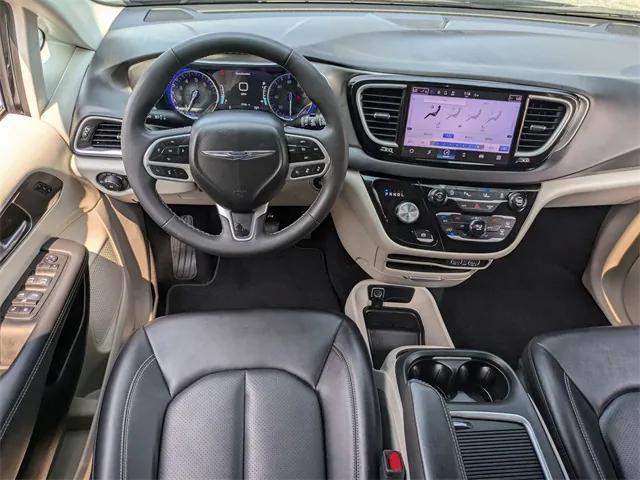 Photo of 2024 Diamond Black Crystal Pearlcoat Chrysler Pacifica