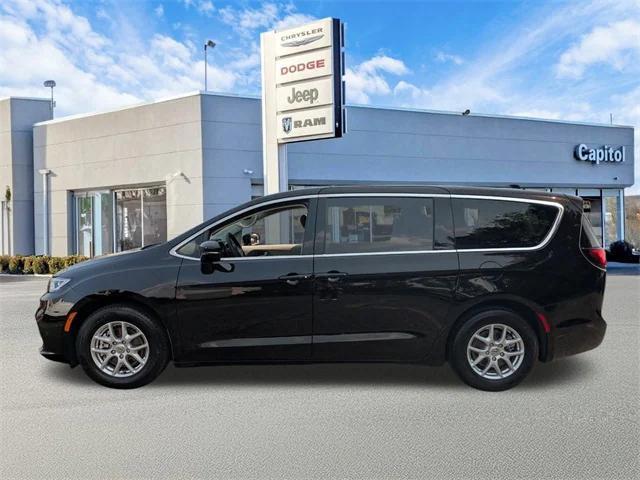 Photo of 2024 Diamond Black Crystal Pearlcoat Chrysler Pacifica