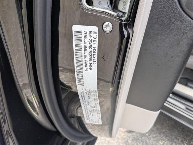 Photo of 2024 Diamond Black Crystal Pearlcoat Chrysler Pacifica