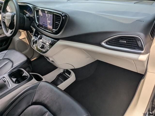 Photo of 2024 Diamond Black Crystal Pearlcoat Chrysler Pacifica