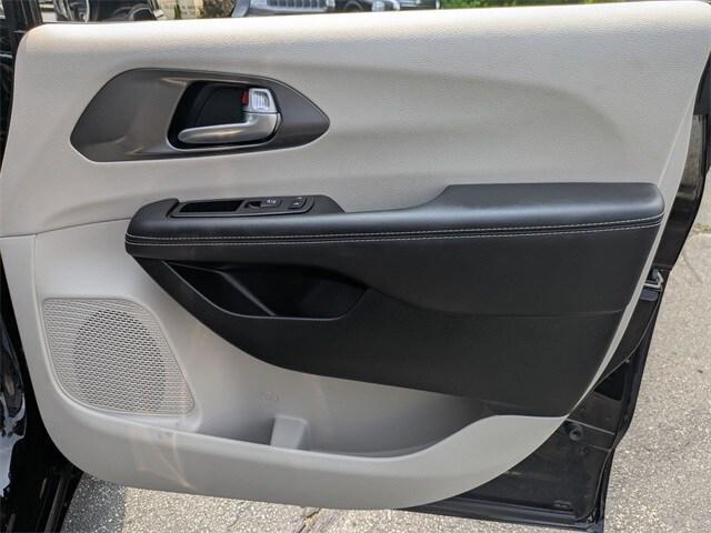 Photo of 2024 Diamond Black Crystal Pearlcoat Chrysler Pacifica