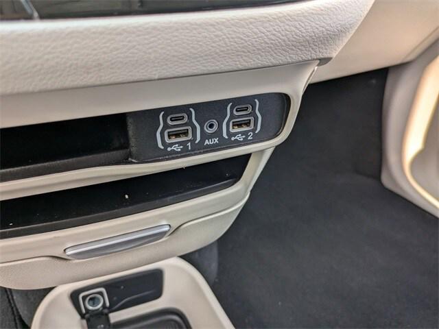 Photo of 2024 Diamond Black Crystal Pearlcoat Chrysler Pacifica