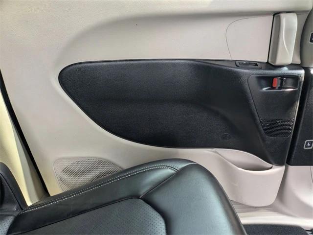 Photo of 2024 Diamond Black Crystal Pearlcoat Chrysler Pacifica