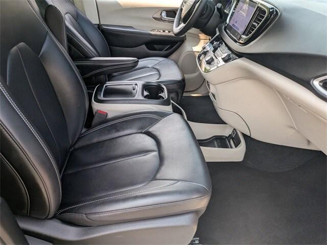 Photo of 2024 Diamond Black Crystal Pearlcoat Chrysler Pacifica