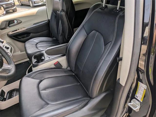 Photo of 2024 Diamond Black Crystal Pearlcoat Chrysler Pacifica