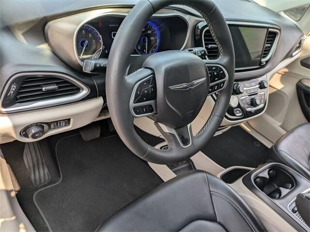 Photo of 2024 Diamond Black Crystal Pearlcoat Chrysler Pacifica